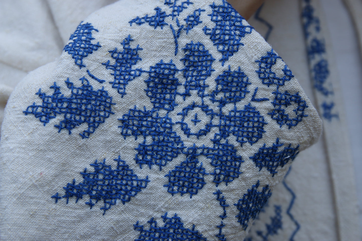 Overshirt with curved hem side slits XS-M - vintage embroidered natural-blue tablecloth