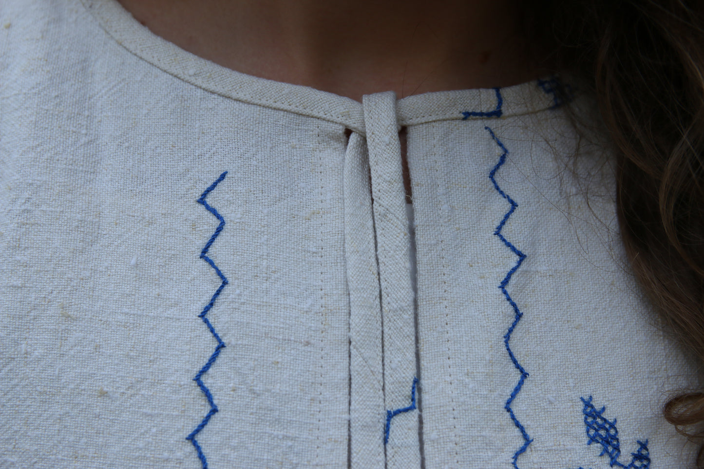 Overshirt with curved hem side slits XS-M - vintage embroidered natural-blue tablecloth