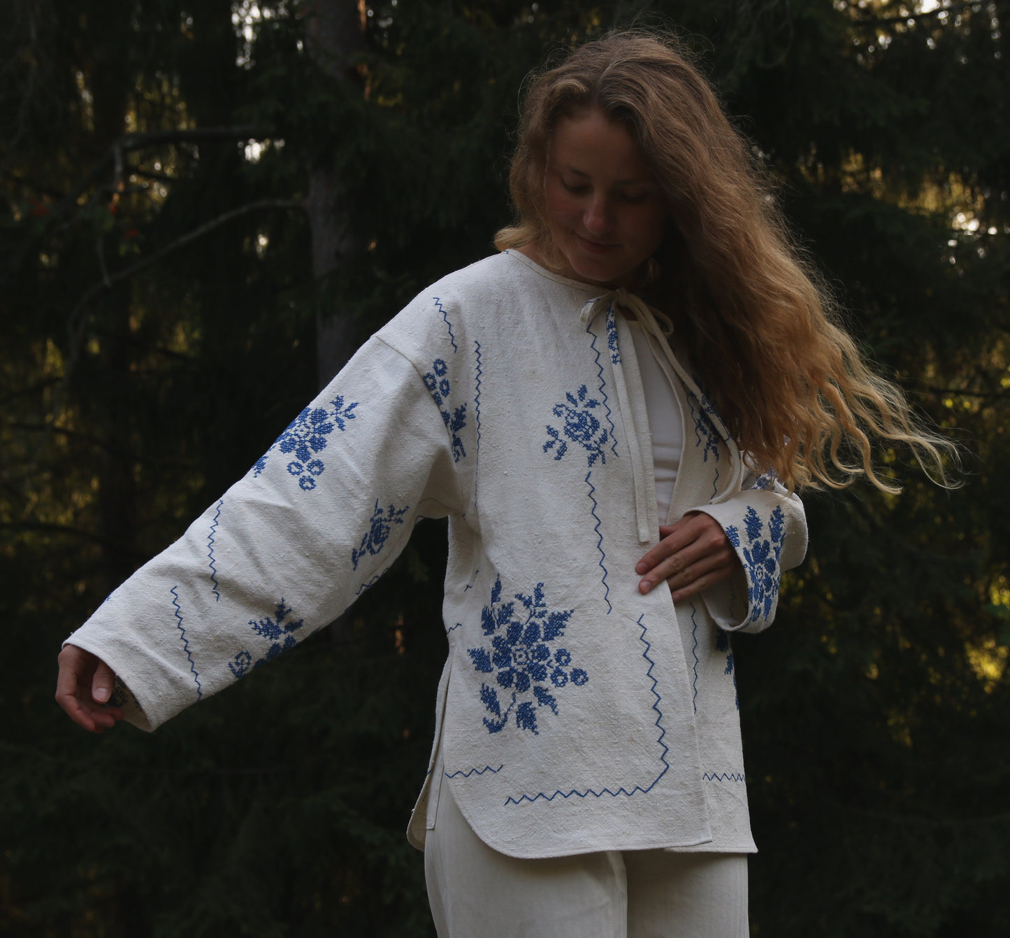Overshirt with curved hem side slits XS-M - vintage embroidered natural-blue tablecloth