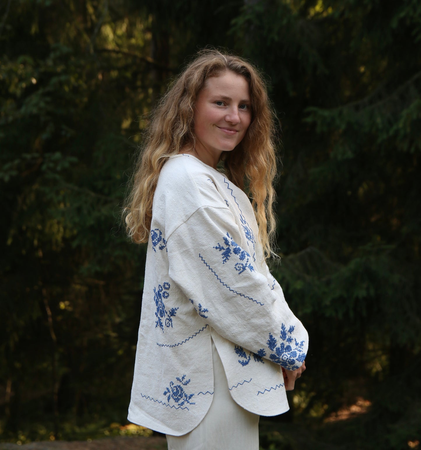 Overshirt with curved hem side slits XS-M - vintage embroidered natural-blue tablecloth