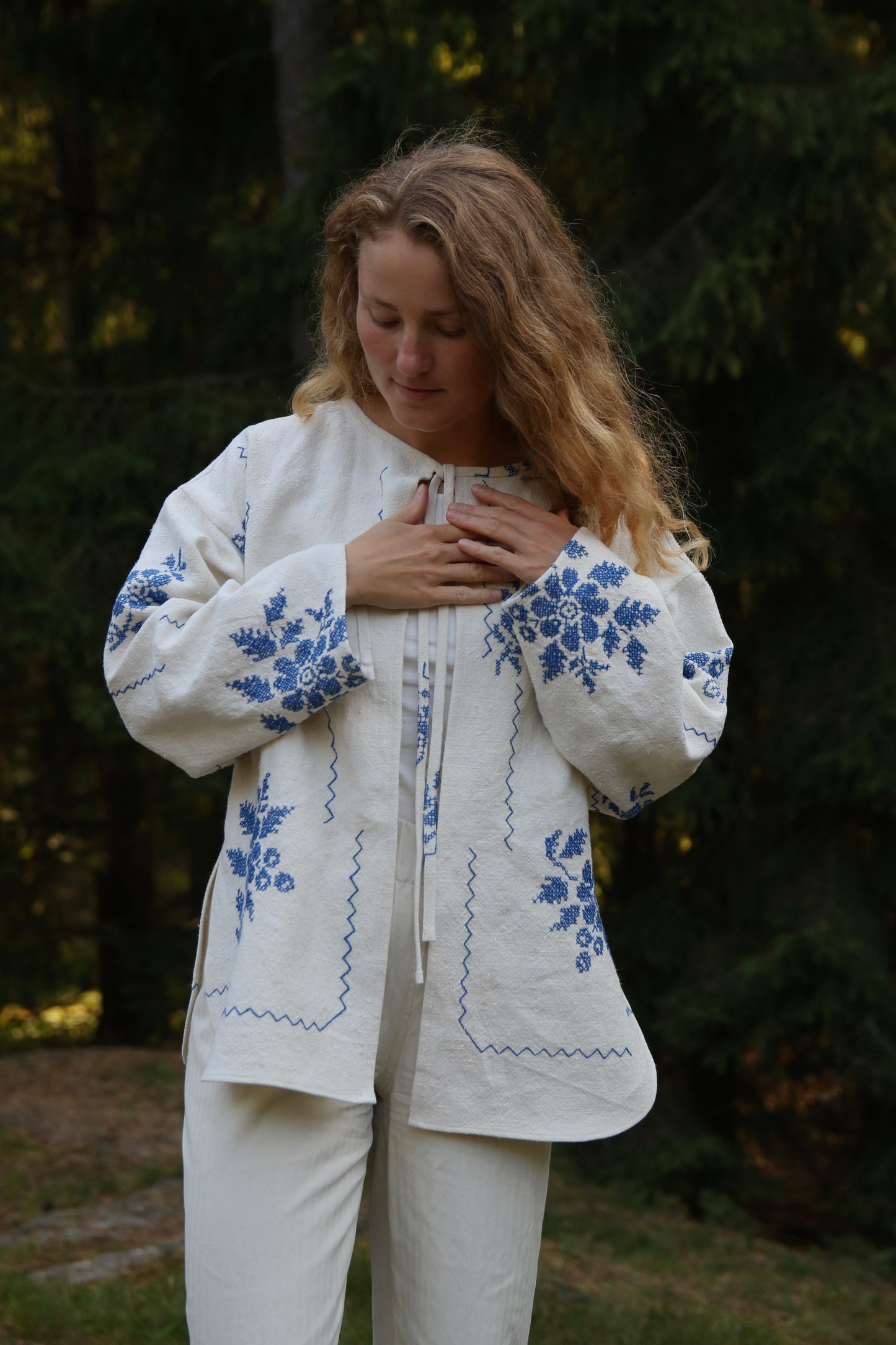 Overshirt with curved hem side slits - vintage embroidered natural-blue tablecloth