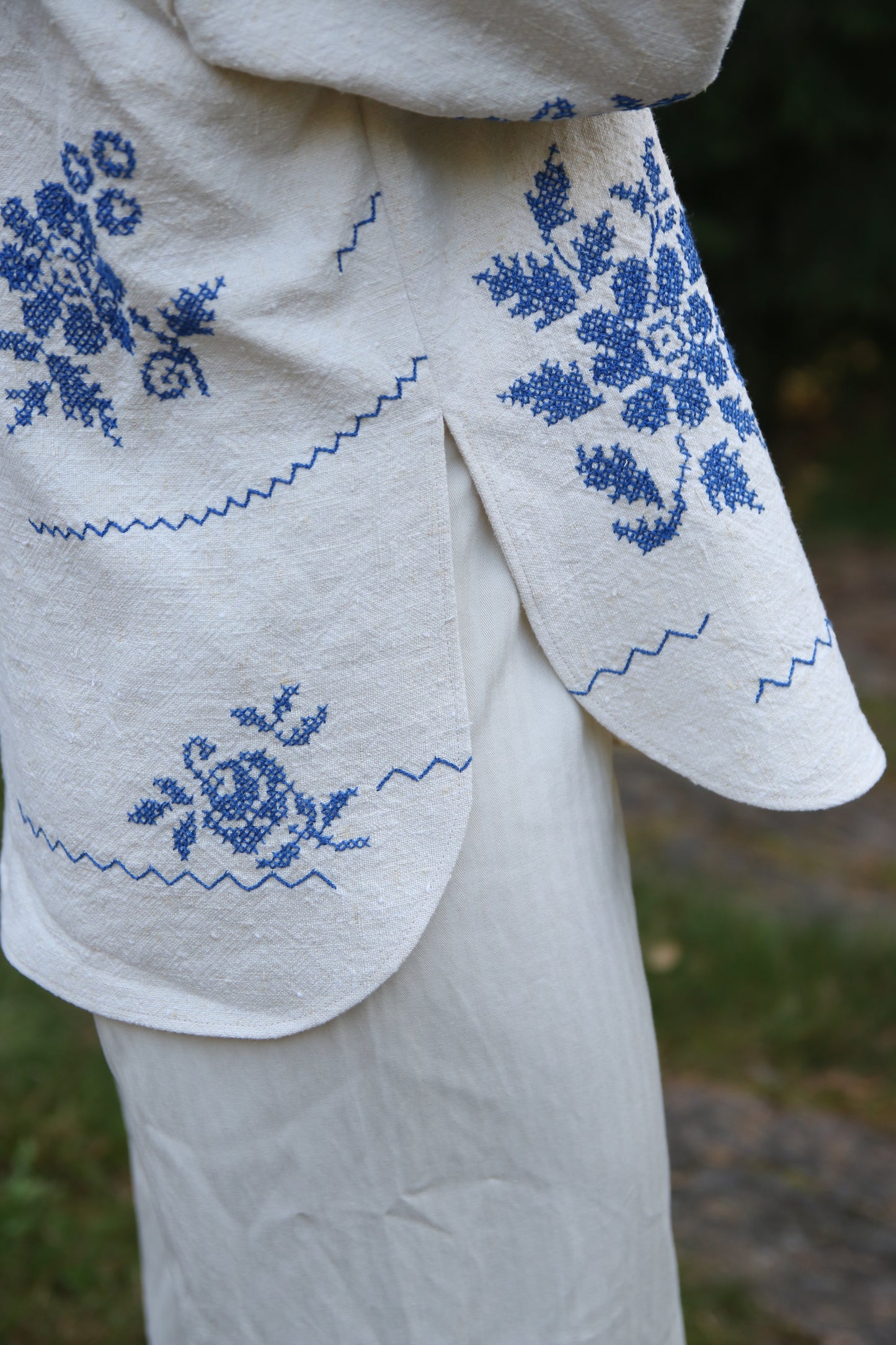 Overshirt with curved hem side slits - vintage embroidered natural-blue tablecloth