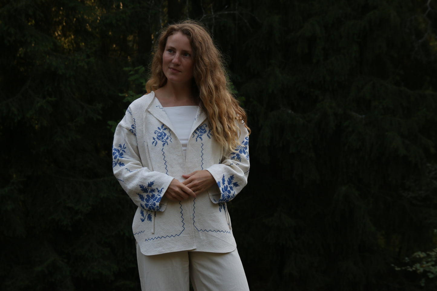 Overshirt with curved hem side slits - vintage embroidered natural-blue tablecloth