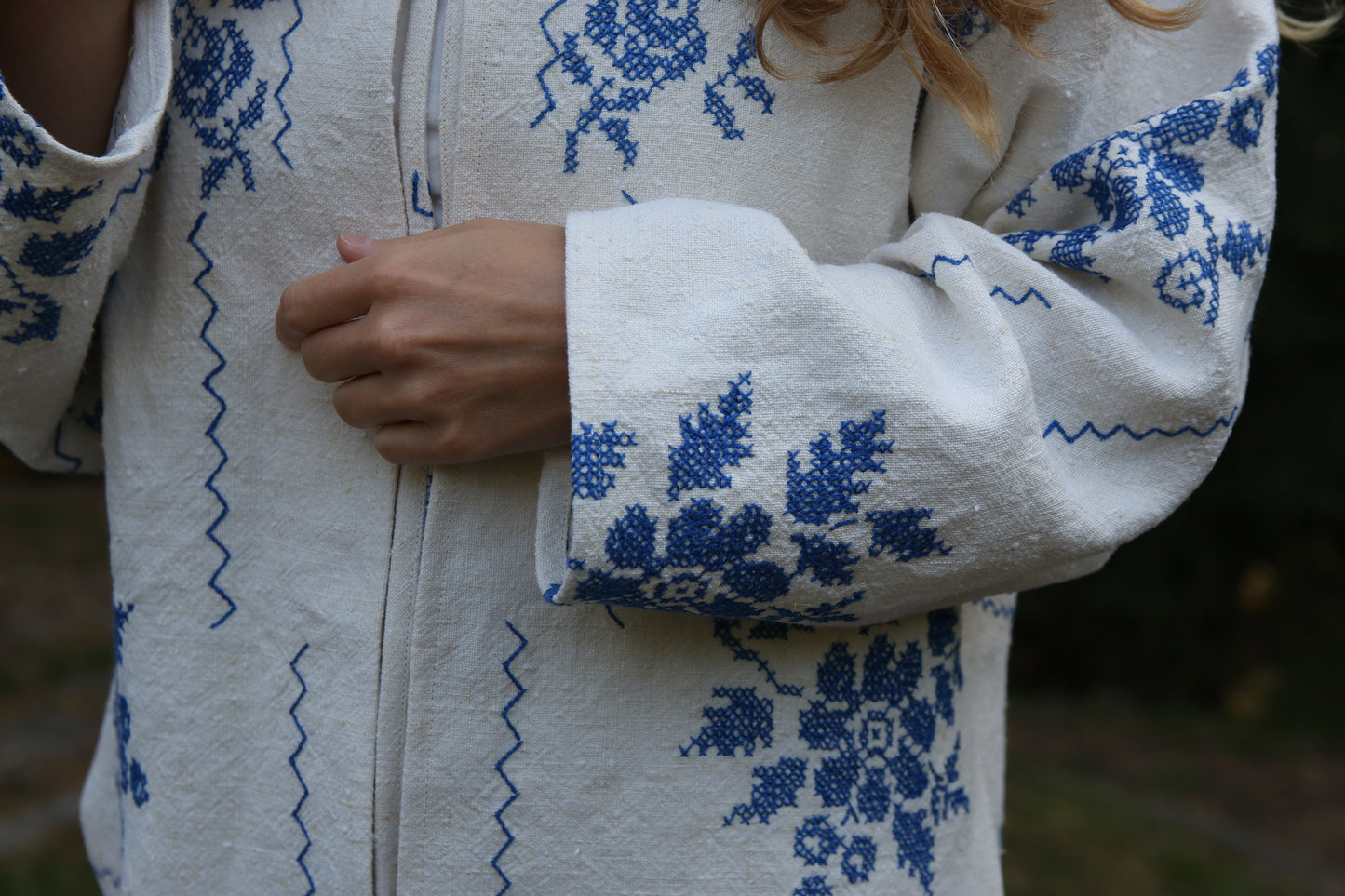 Overshirt with curved hem side slits - vintage embroidered natural-blue tablecloth