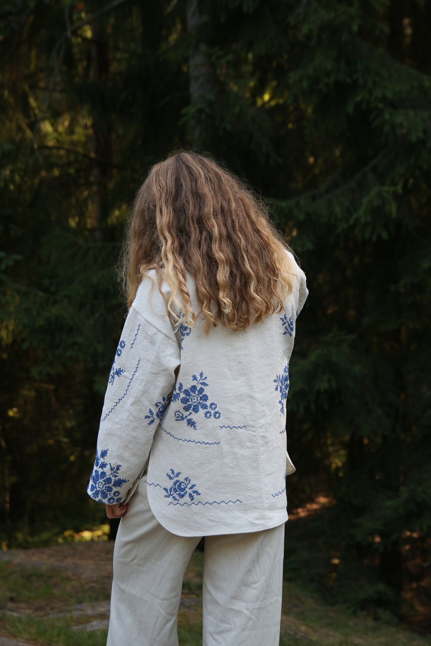 Overshirt with curved hem side slits - vintage embroidered natural-blue tablecloth