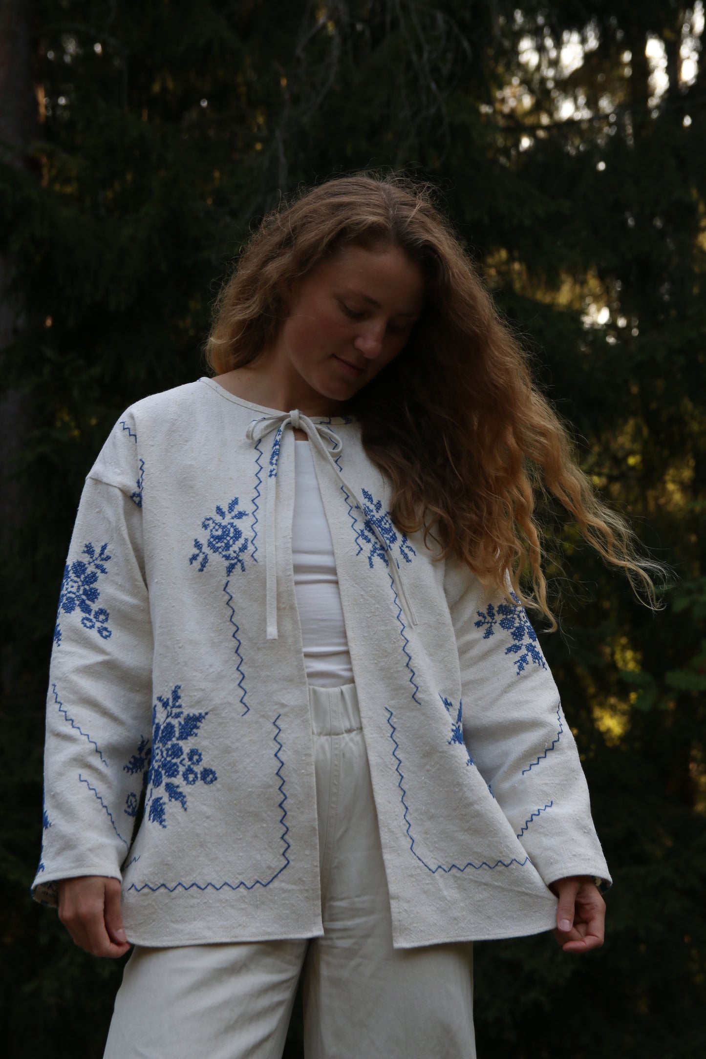 Overshirt with curved hem side slits - vintage embroidered natural-blue tablecloth